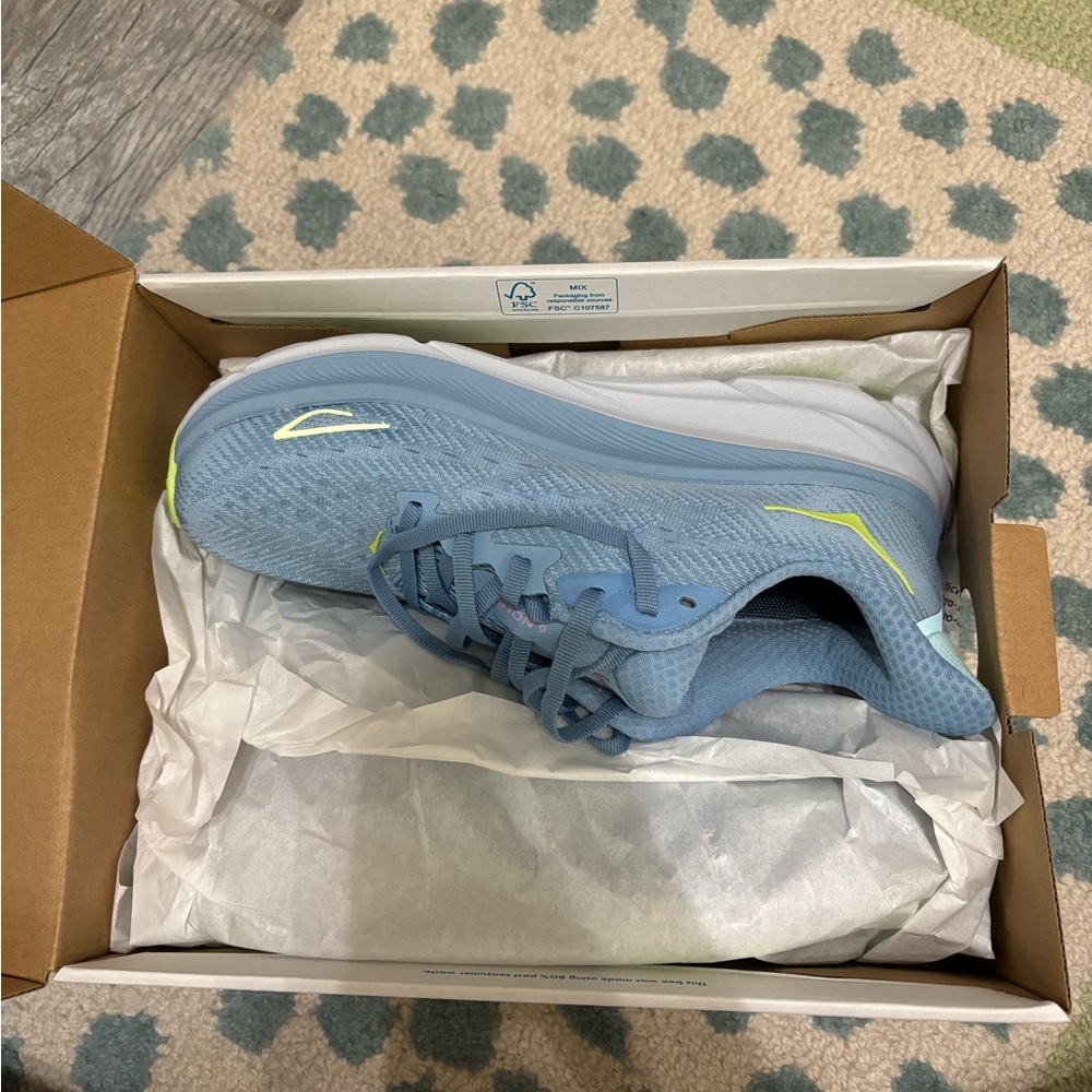 Clifton 9 Hoka never worn in box